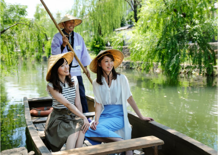 川船で倉敷美観地区を楽しむ二人の女性