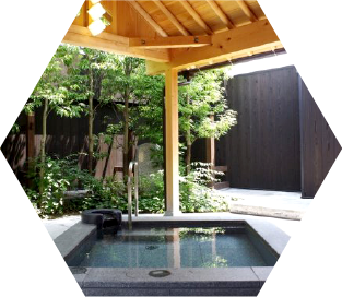 四角い浴槽に木製の屋根がついた露天風呂