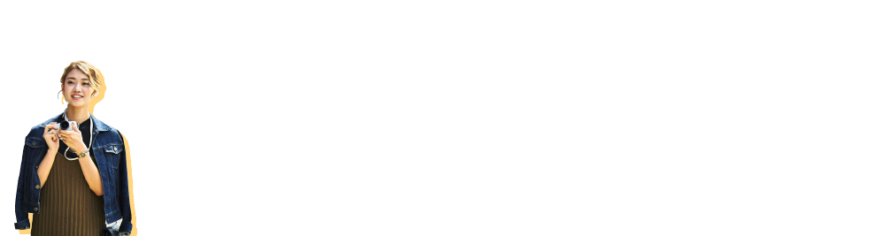 カメラを手にもつ金髪の若い女性