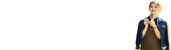 カメラを手にもつ金髪の若い女性