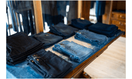 陳列されたジーンズ