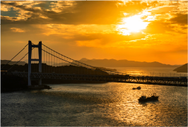 夕暮れの瀬戸大橋と瀬戸内海