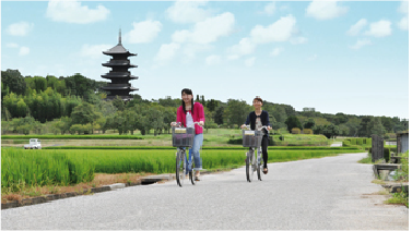 吉備路をサイクリングする二人の女性