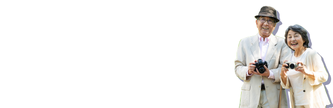 カメラを手に笑う老夫婦