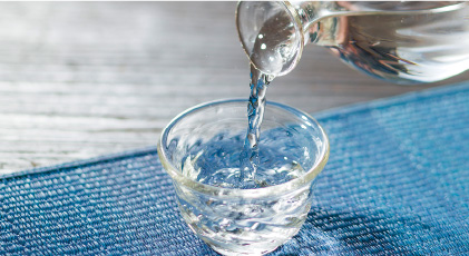 グラスに注がれる日本酒