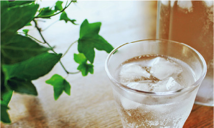 グラスに注がれた氷の浮かぶ水