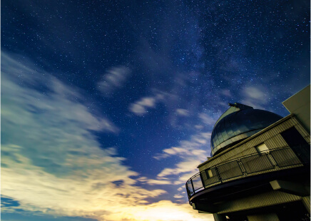 天文台とその上に広がる星空