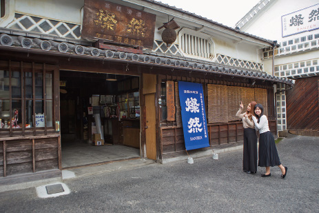 酒屋を訪れた二人の女性